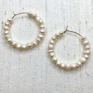 ⚪️⚪️Pretty Pearl Hoop Earrings⚪️⚪️